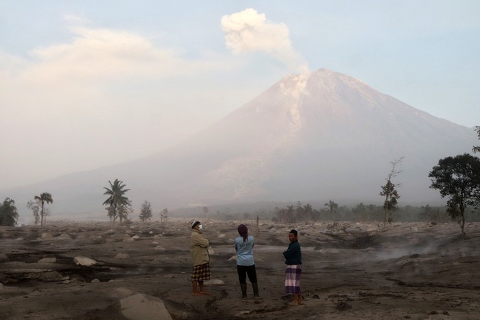 Gunung Semeru erupsi pada Minggu (4/12/2022). Bahkan lahar panas gunung tersebut telah mengalir hingga Desa Supit Urang, Pronojiwo, Lumajang.