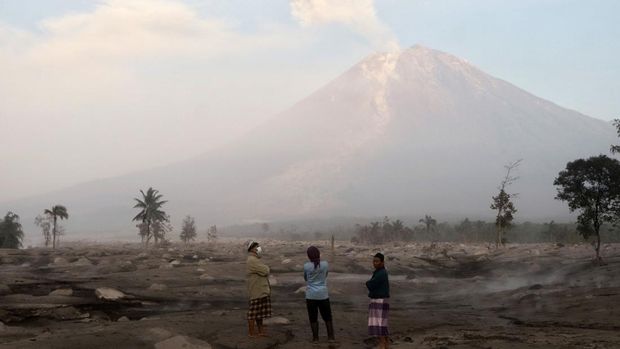 Gunung Semeru erupsi pada Minggu (4/12/2022). Bahkan lahar panas gunung tersebut telah mengalir hingga Desa Supit Urang, Pronojiwo, Lumajang.