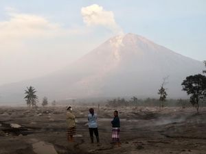 Gunung Semeru Masih Erupsi, Warga Diminta Jauhi Zona Merah!