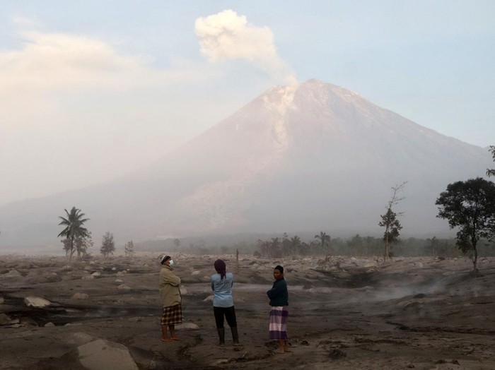 Gunung Semeru erupsi pada Minggu (4/12/2022). Bahkan lahar panas gunung tersebut telah mengalir hingga Desa Supit Urang, Pronojiwo, Lumajang.