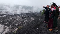 Warga saat melihat lahar dingin Gunung Semeru. Anadolu Agency via Getty Images/Anadolu Agency.
