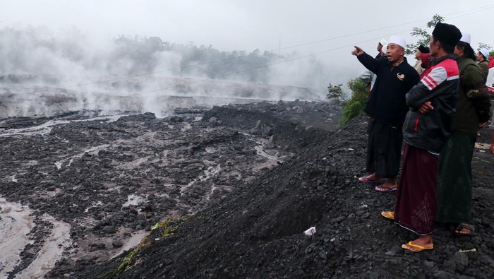 Gunung Semeru erupsi pada Minggu (4/12/2022). Bahkan lahar panas gunung tersebut telah mengalir hingga Desa Supit Urang, Pronojiwo, Lumajang.