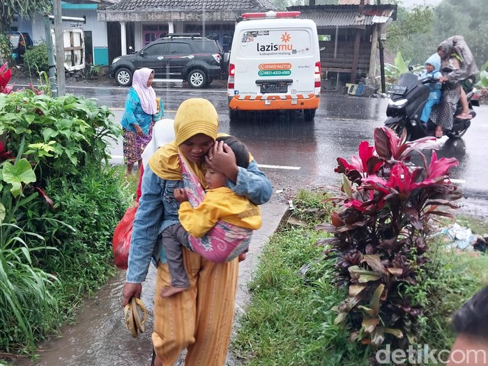 Pengungsi yang nekat pulang ke rumah terpaksa dijemput petugas dengan ambulans