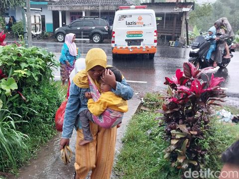Pengungsi yang nekat pulang ke rumah terpaksa dijemput petugas dengan ambulans