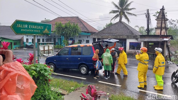 Pengungsi yang nekat pulang ke rumah terpaksa dijemput petugas dengan ambulans
