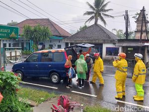 Terdengar Gemuruh Semeru, Petugas Jemput Warga yang Nekat Pulang ke Rumah