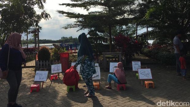 Pengunjung di Danau Siombak Medan