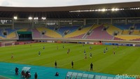 Dalam laga pekan ke-12 itu, disaksikan langsung Ketum PSSI Mochamad Iriawan alias Iwan Bule. Foto: Agil Trisetiawan Putra/detikJateng