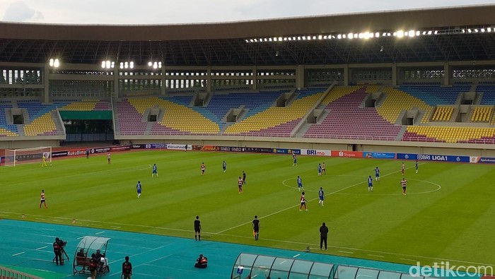 Pertandingan Madura United Vs PSIS di Stadion Manahan, Solo, Senin (5/12/2022). Liga 1 kembali bergulir hari ini usai terhenti menyusul Tragedi Kanjuruhan beberapa waktu lalu.