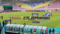 Laga sedianya dimainkan pukul 15.30 WIB, baru dimulai pukul 16.20 WIB. Foto: Agil Trisetiawan Putra/detikJateng
