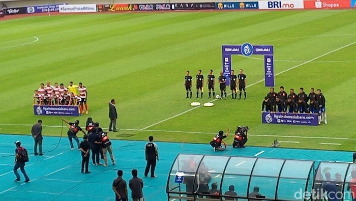 Pertandingan Madura United Vs PSIS di Stadion Manahan, Solo, Senin (5/12/2022). Liga 1 kembali bergulir hari ini usai terhenti menyusul Tragedi Kanjuruhan beberapa waktu lalu. Pertandingan Madura United Vs PSIS di Stadion Manahan, Solo, Senin (5/12/2022). Liga 1 kembali bergulir hari ini usai terhenti menyusul Tragedi Kanjuruhan beberapa waktu lalu.