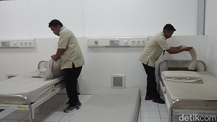 Petugas di Asrama Haji Donohudan menyiapkan tempat tidur untuk para relawan Jokowi, Senin (5/12/2022).