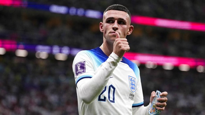 Englands Phil Foden gestures during the World Cup round of 16 soccer match between England and Senegal, at the Al Bayt Stadium in Al Khor, Qatar, Sunday, Dec. 4, 2022. (AP Photo/Manu Fernandez)