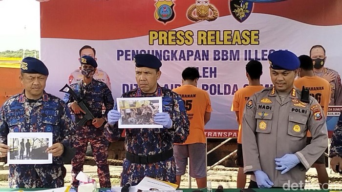 Polairud Polda Sumut memberikan keterangan terkait pengungkapan kapal pengangkut BBM palsu. (Foto: Datuk Haris Molana)