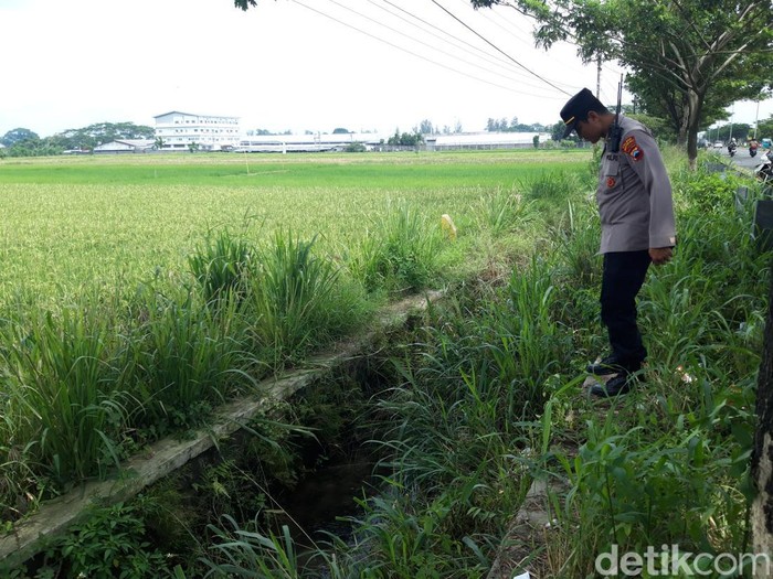 Polisi mengecek kondisi TKP penemuan mayat bayi di Banyudono, Boyolali, Senin (5/12/2022).