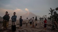 Pusat Vulkanologi dan Mitigasi Bencana Geologi (PVMBG) mengimbau masyarakat untuk tidak melakukan aktivitas di radius 15 Km dari kawah/puncak Gunung Semeru karena rawan terhadap bahaya lontaran batu. (Juni Kriswanto/AFP/Getty Images).