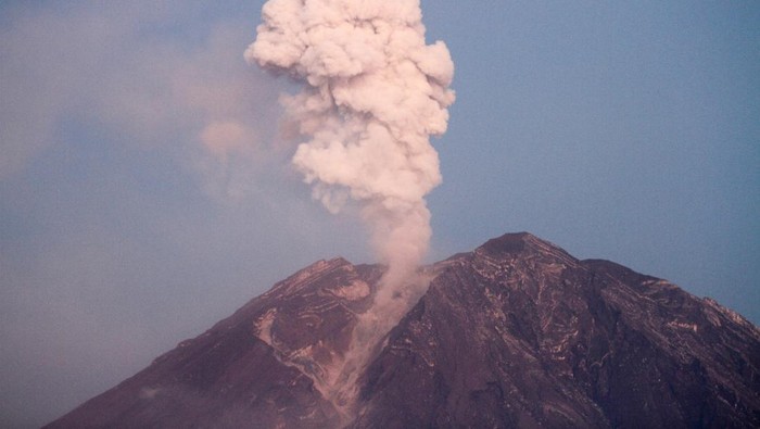 Potret Terkini Gunung Semeru, Masih Semburkan Awan Panas Gunung Semeru mengeluarkan material vulkanis yang terpantau dari Desa Sumberwuluh, Lumajang, Jawa Timur, Senin (5/12/2022). Pusat Vulkanologi dan Mitigasi Bencana Geologi (PVMBG) mengimbau masyarakat untuk tidak melakukan aktivitas di radius 15 Km dari kawah/puncak Gunung Semeru karena rawan terhadap bahaya lontaran batu. ANTARA FOTO/Umarul Faruq/nym.