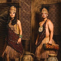 Busana mereka juga dilengkapi semacam kain tenunan khas Papua yang diselempangkan dari bahu. Tidak ketinggalan aksesori kepala, kalung, dan gelang etnik. (Foto: Instagram/@kaesangp)