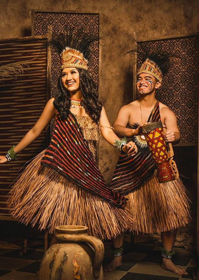 Dipotret fotografer kenamaan Rio Motret, keduanya beraksi di depan kamera dengan berbagai macam pose. Salah satunya menari-nari dengan Kaesang bermain tifa. (Foto: Instagram/@kaesangp)