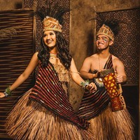 Dipotret fotografer kenamaan Rio Motret, keduanya beraksi di depan kamera dengan berbagai macam pose. Salah satunya menari-nari dengan Kaesang bermain tifa. (Foto: Instagram/@kaesangp)