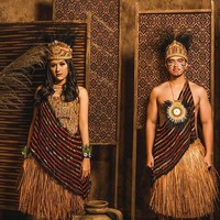 Kaesang dan Erina kompak memakai busana tradisional yang biasanya untuk versi aslinya terbuat dari daun sagu kering. Model terusan membungkus tubuh Erina, sementara Kaesang memakai rok. (Foto: Instagram/@kaesangp)