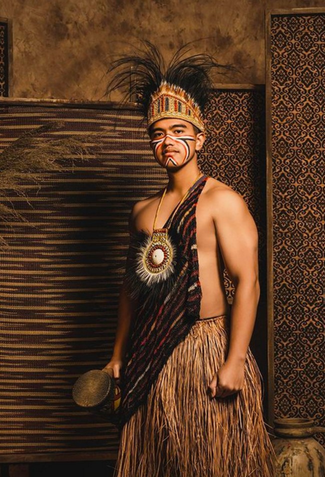 Putra bungsu Presiden Joko Widodo itu juga berseloroh di keterangan foto solonya. Memamerkan torso tubuhnya, ia mengaku sampai tahan supaya tidak terlihat gemuk. Tahan napas supaya gak lemu, tulisnya. (Foto: Instagram/@kaesangp)