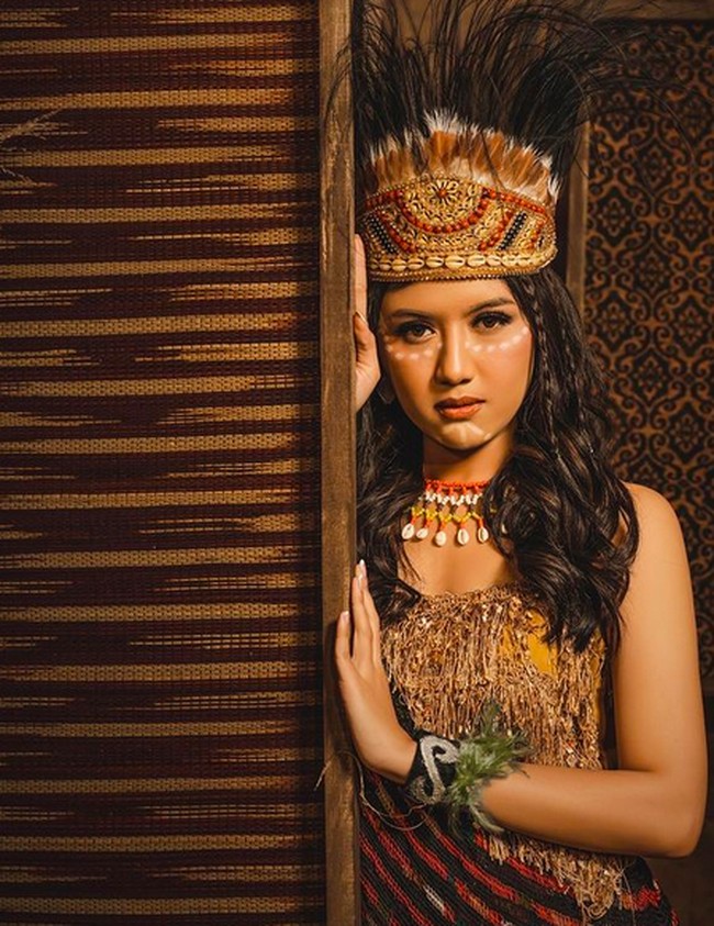 Seperti di foto prewedding sebelumnya, Kaesang kembali memuji kecantikan calon istrinya yang seorang finalis Puteri Indonesia 2022. Pake pakaian adat apapun kok ya ayu banget to kamu sayang @erinagudono, puji Kaesang untuk Erina.  (Foto: Instagram/@kaesangp)