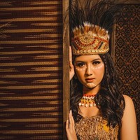 Seperti di foto prewedding sebelumnya, Kaesang kembali memuji kecantikan calon istrinya yang seorang finalis Puteri Indonesia 2022. Pake pakaian adat apapun kok ya ayu banget to kamu sayang @erinagudono, puji Kaesang untuk Erina.  (Foto: Instagram/@kaesangp)