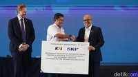 PT SKF Indonesia bekerjasama dengan PT KAI Persero mengesahkan kerjasama dalam menyediakan produk dan solusi meliputi suku cadang, program training, aplikasi fasilitas remanfufacturing.