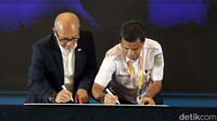 Toto Suharto, President Director of PT SKF Indonesia (kiri) bersama Idrus Fauzi, Corporate Deputy Director of Rolling Stock Maintenance PT KAI Persero, menandatangani nota kesepahaman untuk mendukung industri transportasi di Indonesia yang ramah lingkungan dan berkelanjutan.