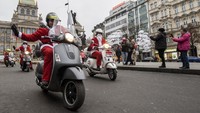 Dalam perjalanan, para Sinterklas melambai tangan ke warga di sepanjang jalan.