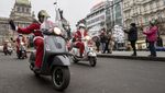 Ratusan Sinterklas Konvoi Naik Vespa Keliling Kota Praha