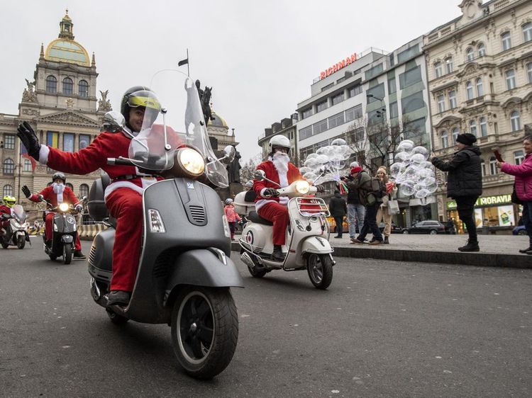 Ratusan Sinterklas Konvoi Naik Vespa Keliling Kota Praha