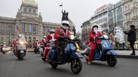 Dengan mengenakan kostum Sinterklas, para penggemar vespa ini ikut berpartisipasi dalam acara amal untuk menghibur warga.
