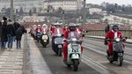 Ratusan Sinterklas Konvoi Naik Vespa Keliling Kota Praha