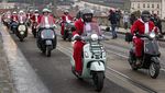 Ratusan Sinterklas Konvoi Naik Vespa Keliling Kota Praha