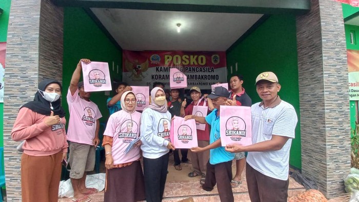 Relawan Ganjar Pranowo membagikan bantuan untuk korban banjir Pati.