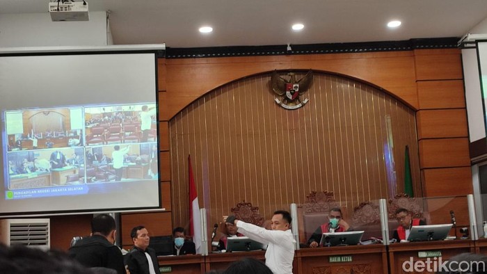 Ricky Rizal peragakan momen Ferdy Sambo tembak dinding