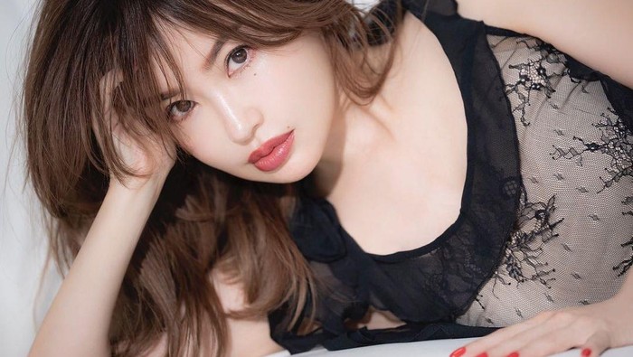 Seorang model cantik asal Jepang, Risa Hirako, membeberkan usia aslinya kepada netizen. Akan tetapi, tidak ada yang menyangka ia sudah berusia 51 tahun.