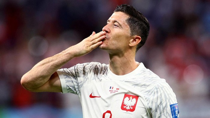 Soccer Football - FIFA World Cup Qatar 2022 - Round of 16 - France v Poland - Al Thumama Stadium, Doha, Qatar - December 4, 2022 Polands Robert Lewandowski after the match as Poland are eliminated from the World Cup REUTERS/Bernadett Szabo     TPX IMAGES OF THE DAY