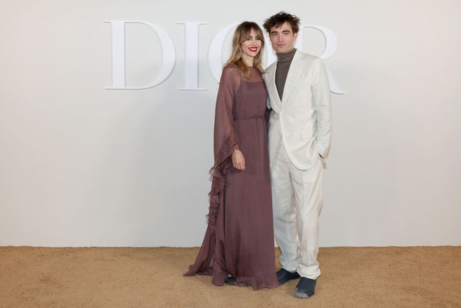 Suki Waterhouse tampil feminin dan anggun berbalut gaun panjang berpotongan longgar warna mauve. Foto: Getty Images For Christian Dior/Pascal Le Segretain