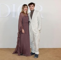 Suki Waterhouse tampil feminin dan anggun berbalut gaun panjang berpotongan longgar warna mauve. Foto: Getty Images For Christian Dior/Pascal Le Segretain