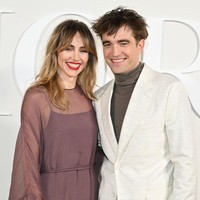 Robert Pattinson dan Suki Waterhouse tampil perdana sebagai pasangan kekasih di fashion show Dior Menswear Fall 2023 di Giza, Mesir.  Foto: Getty Images
