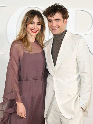 GIZA, EGYPT - DECEMBER 03: Suki Waterhouse and Robert Pattinson attend the Dior Fall 2023 Menswear Show on December 03, 2022 in Giza, Egypt. (Photo by Stephane Cardinale - Corbis/Corbis via Getty Images)