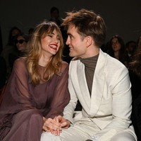 Robert dan Suki juga terlihat saling melempar senyum sambil memandangi satu sama lain. Foto: Getty Images