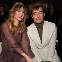 Robert Pattinson memilih gaya necis dengan setelan jas krem dan turtleneck cokelat. Foto: Getty Images