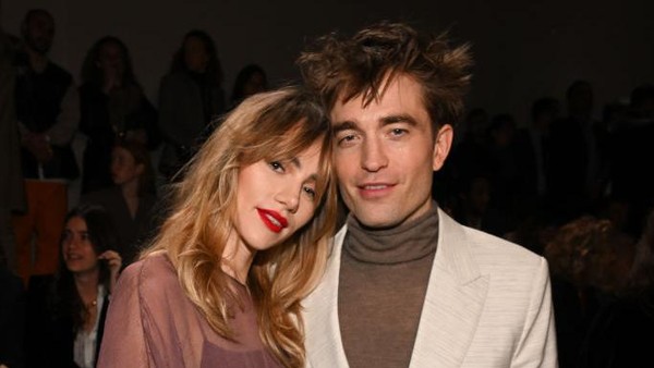 7 Momen Mesra Robert Pattinson dan Suki Waterhouse, Perdana Tampil Bareng