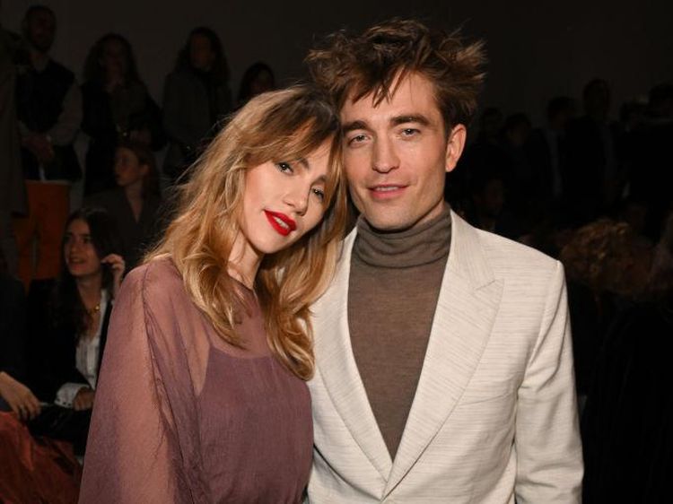 7 Momen Mesra Robert Pattinson dan Suki Waterhouse, Perdana Tampil Bareng