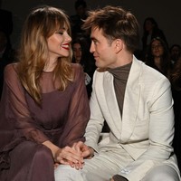 Saling berbalas tatapan mesra menunjukkan bahwa keduanya benar-benar sedang kasmaran. Foto: Getty Images