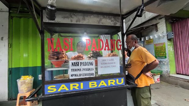 Rumah Makan Nasi Padang Sari Baru yang menjual nasi padang ala kaki lima di Jalan Gunung Agung Nomor 6, Kota Denpasar, Bali. (I Wayan Sui Suadnyana/detikBali)